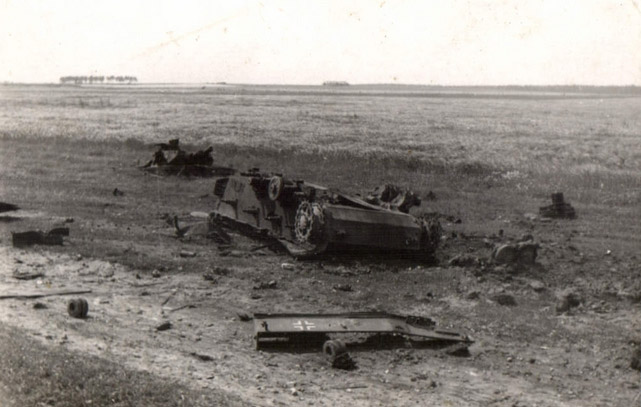Vehicule allemand après le passage du KV-2 (152mm) - Hors 