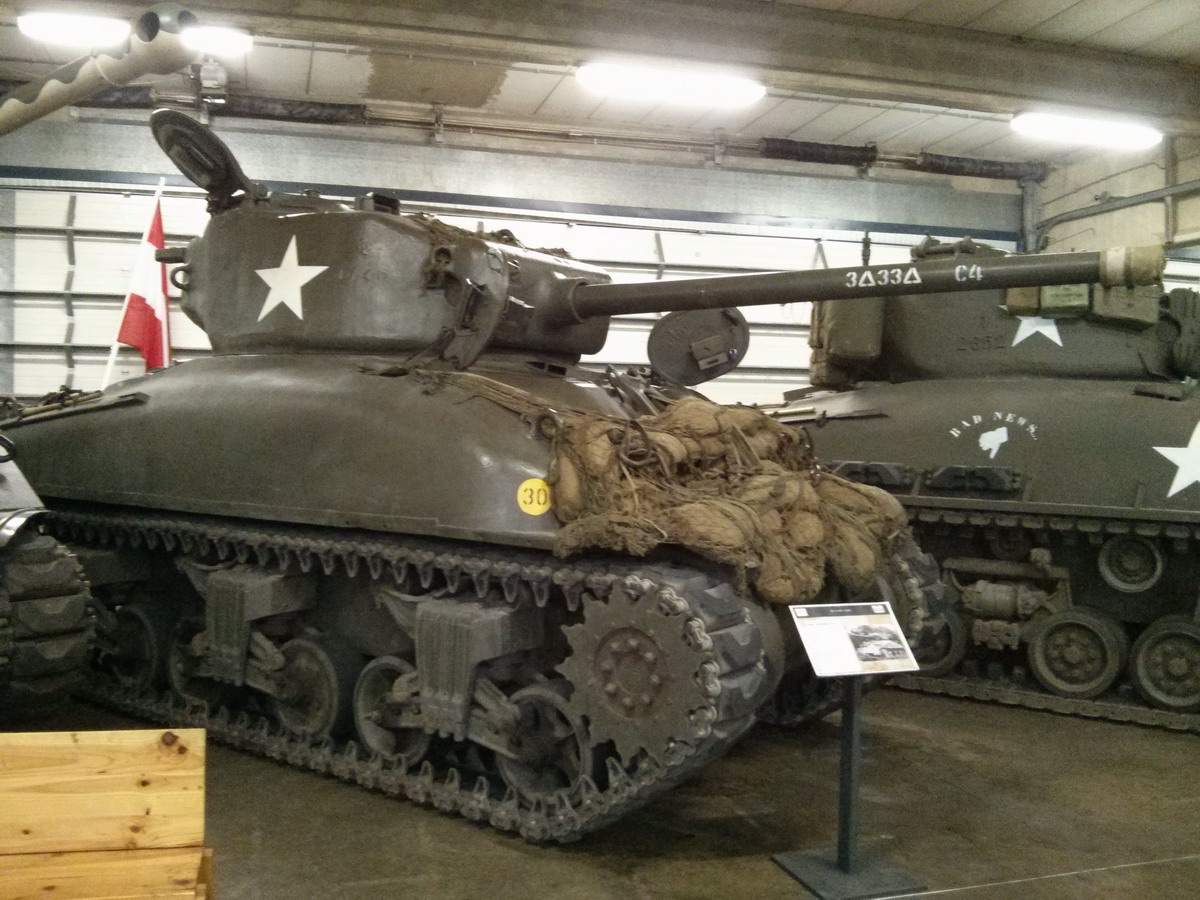 Sherman M4A1 (76) (Barracks) 2