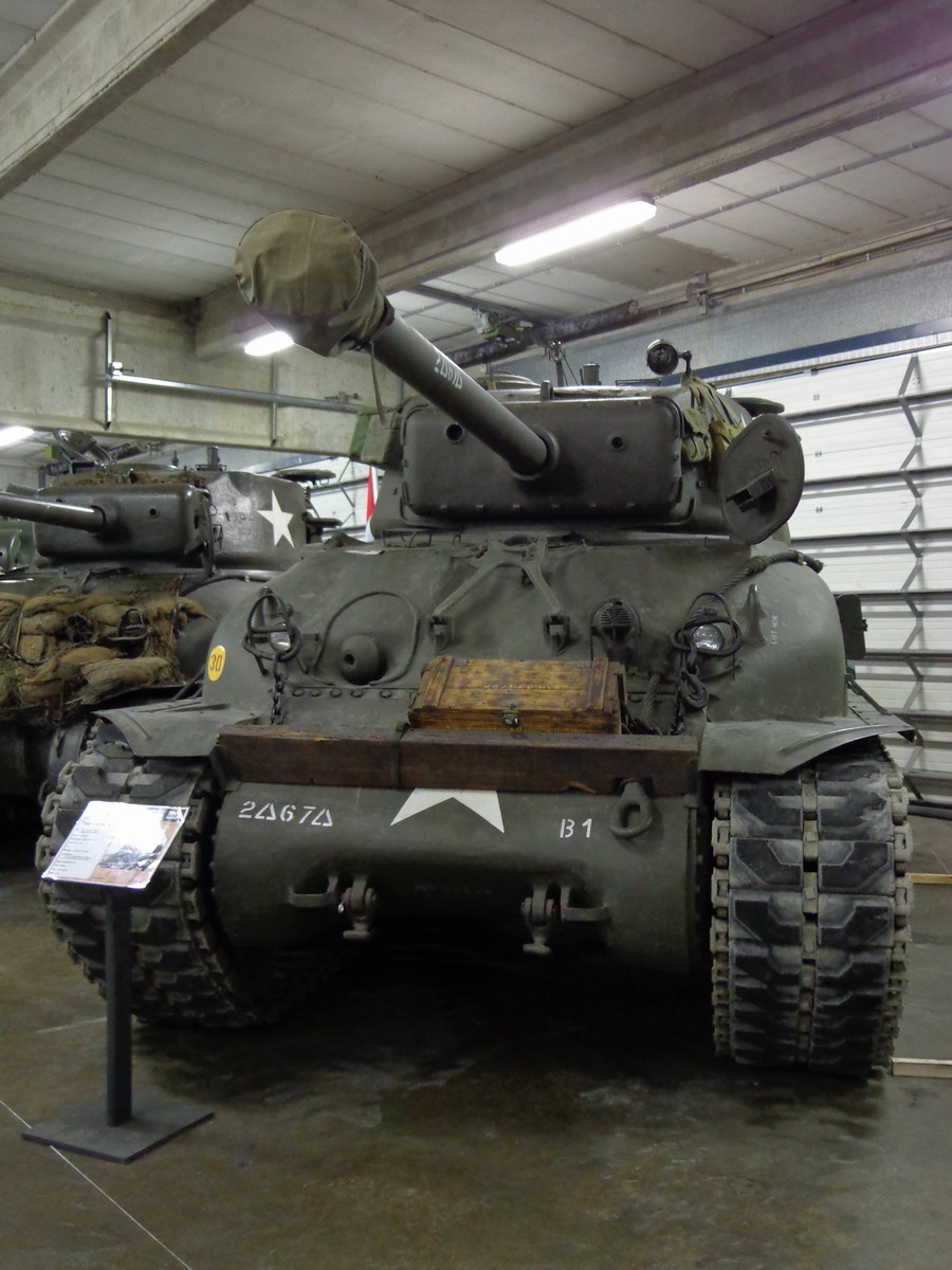 Sherman M4A1(76)W HVSS (Barracks) 2